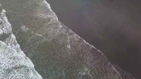 Draufsicht-Auf-Den-Schwarzen-Sandstrand-Am-Karekare-Beach-In-Neuseeland