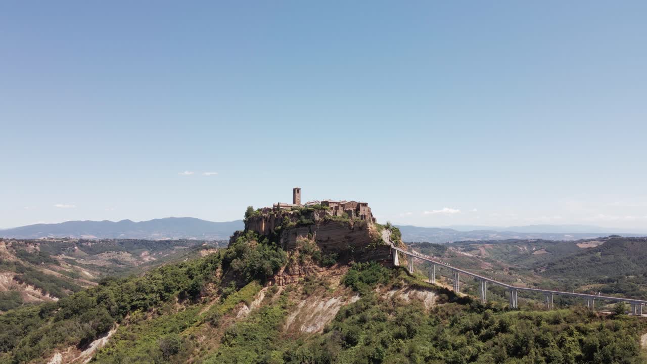 "이탈리아에서 ""죽어가는 도시""로 알려진 시비타 디 바그노레지오 (civita di bagnoregio) 의 고대 마을을 둘러싼 드론 영상."