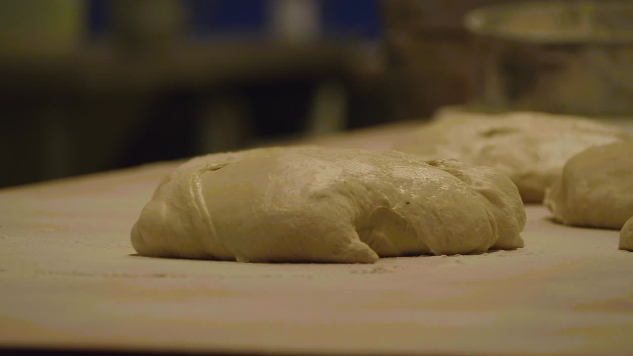 베이커리 반죽 이 식탁 에 놓여지고 있다