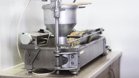 plano medio de la máquina para hacer donas que es popular cerca de las playas en inglaterra