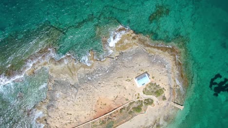 volar sobre un islote en la playa de malia