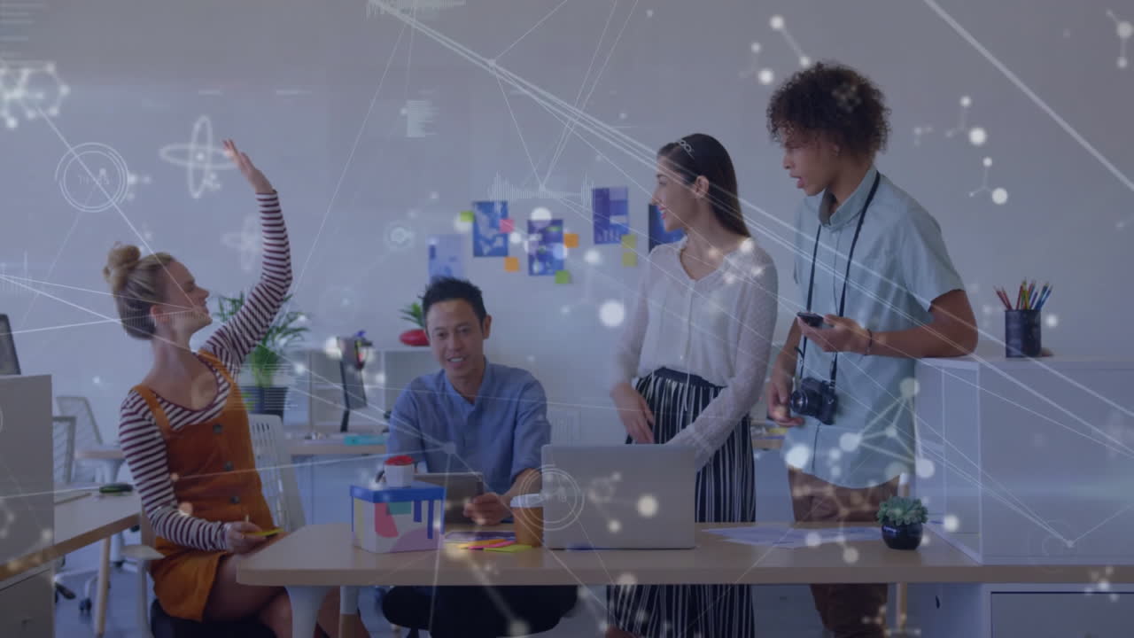 행복한 다양한 창의적인 동료들을 통해 네트워크의 애니메이션 캐주얼 사무실에서 하이 파이빙