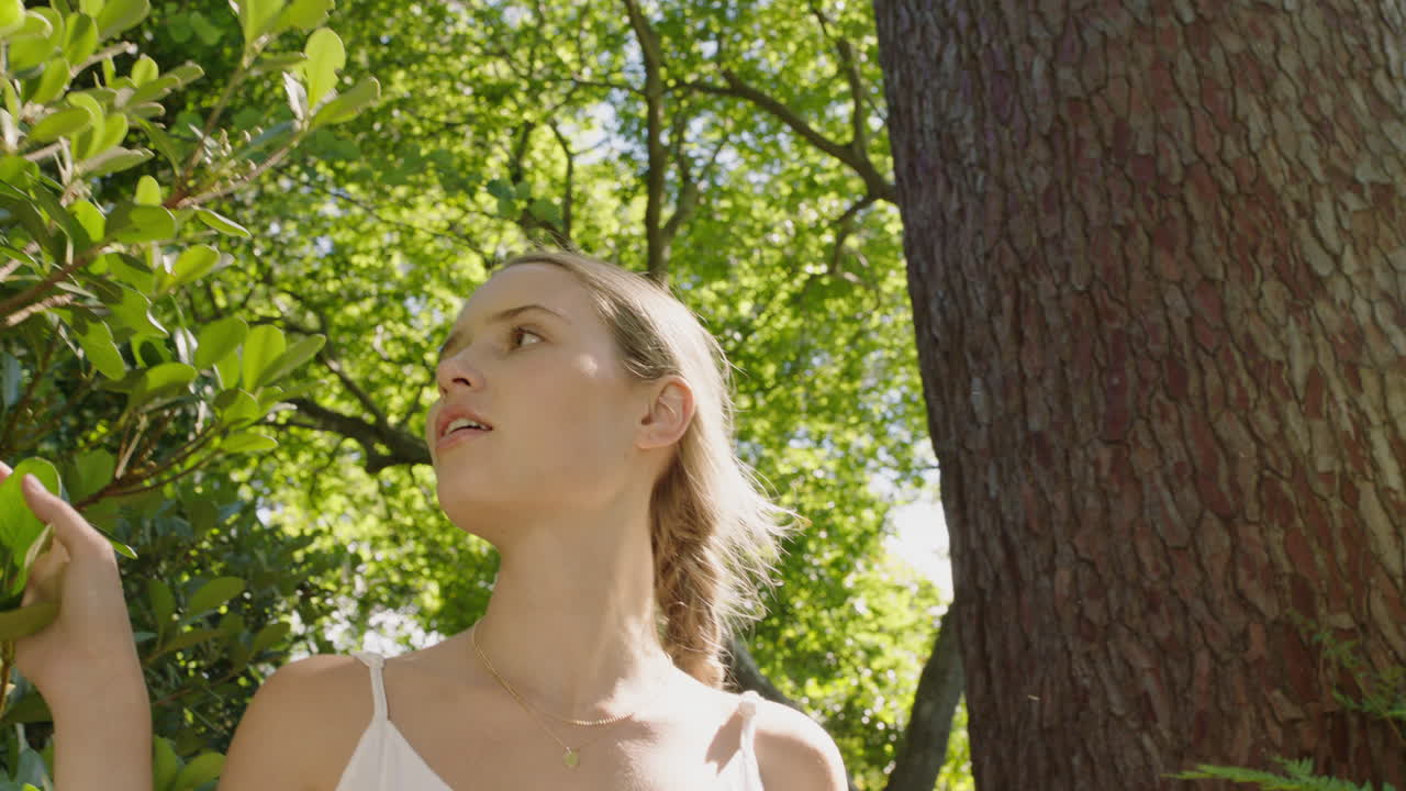 숲 속 자연을  ⁇ 고 있는 아름다운 여성 잔잔한 정원을 탐험하는 소녀 자연의 아름다움에 매료된 야외 4k