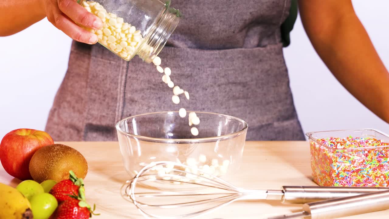 초콜릿 조각 을 그 에 부어 넣는 것