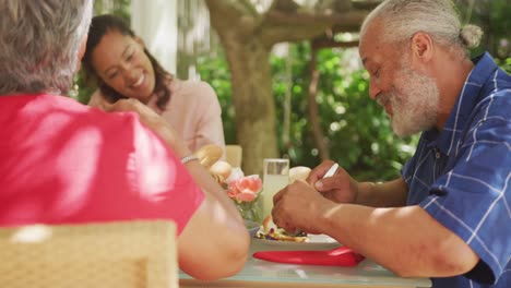 Afroamerikanische-Familie-Verbringt-Gemeinsam-Zeit-Im-Garten,