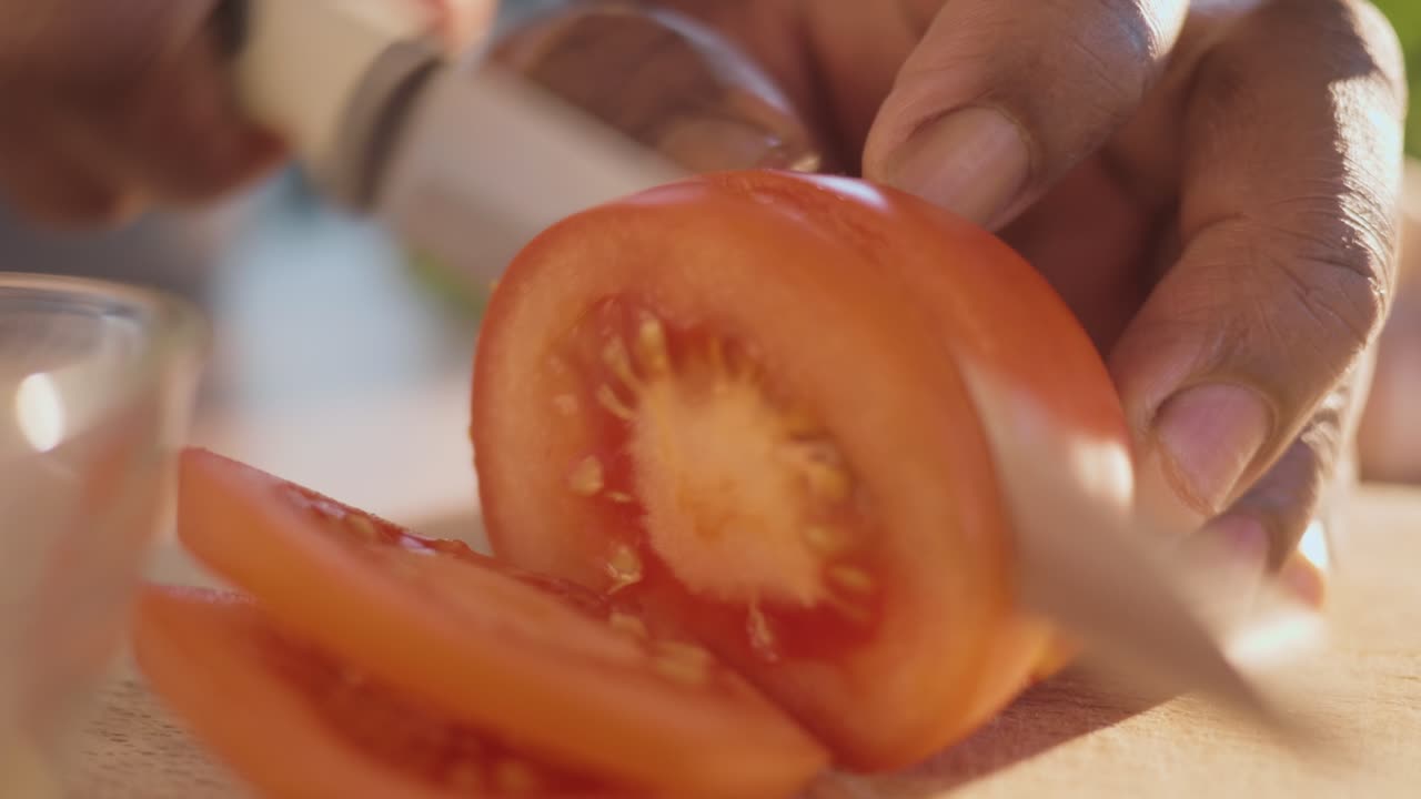 매운 고기와 씨을 가진 토마토 조각, 매크로