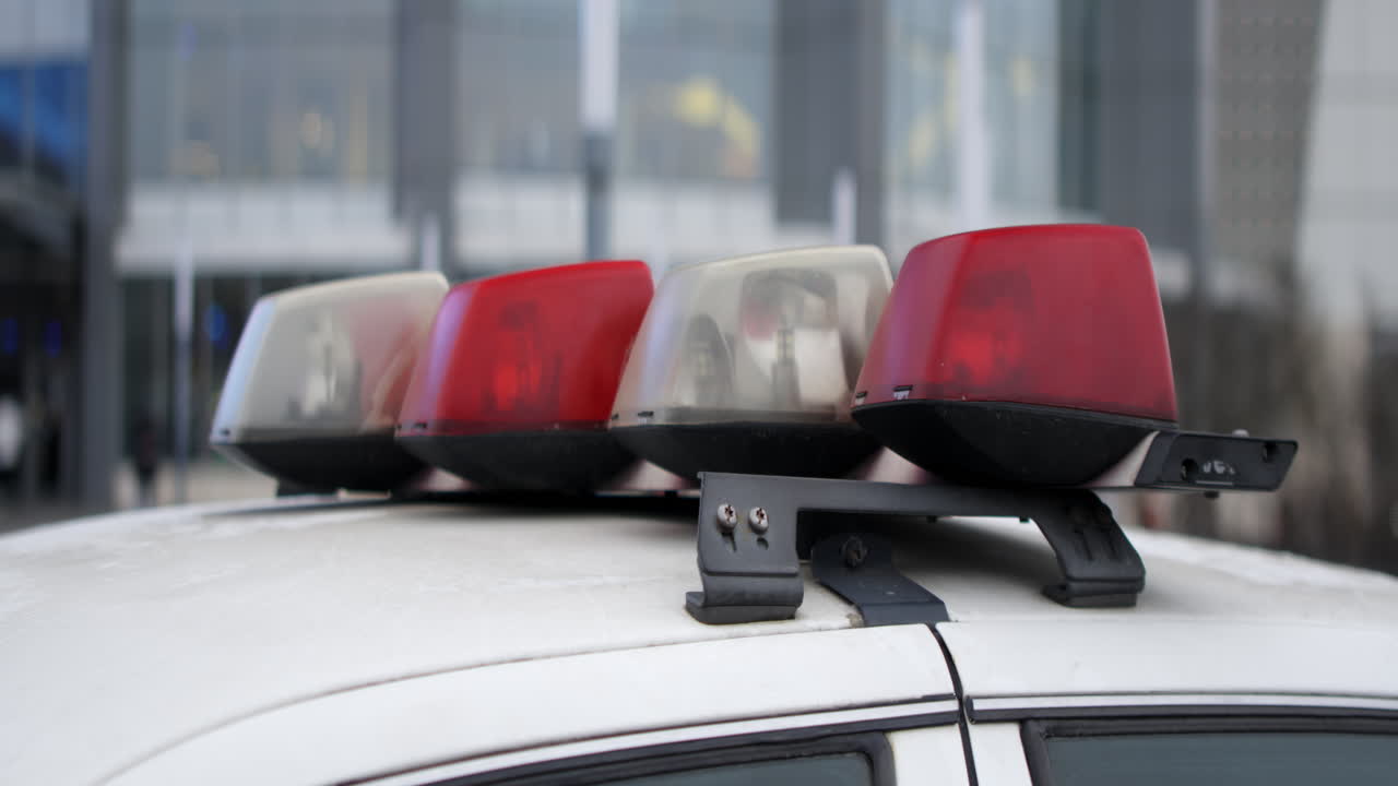 coche de policía con luces de emergencia