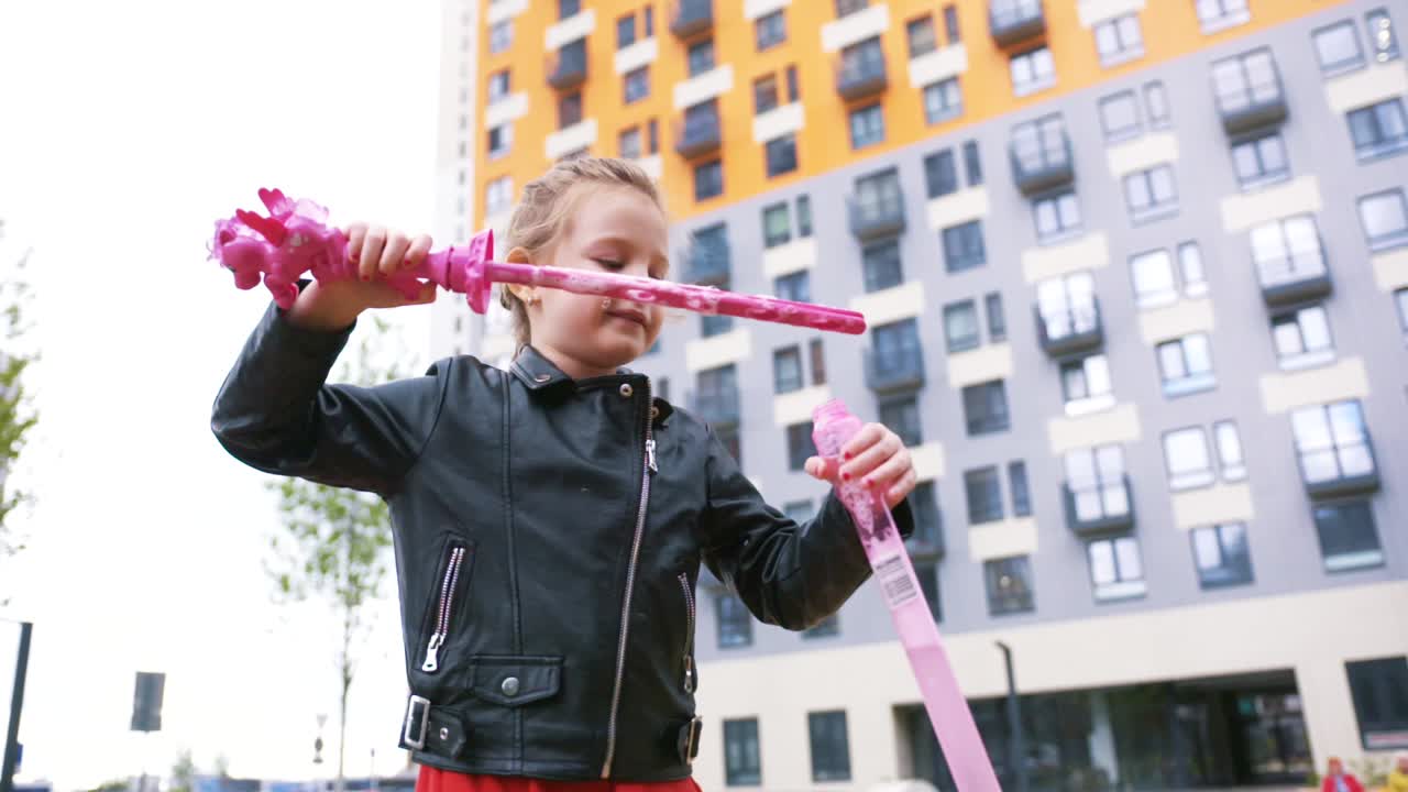 niña feliz jugando con burbujas