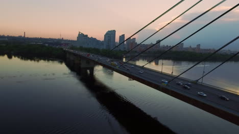 Coche-En-Movimiento-Sobre-El-Puente-Colgante.-Vista-De-Drones-Sobre-El-Tráfico-De-Automóviles-En-El-Puente-Colgante.