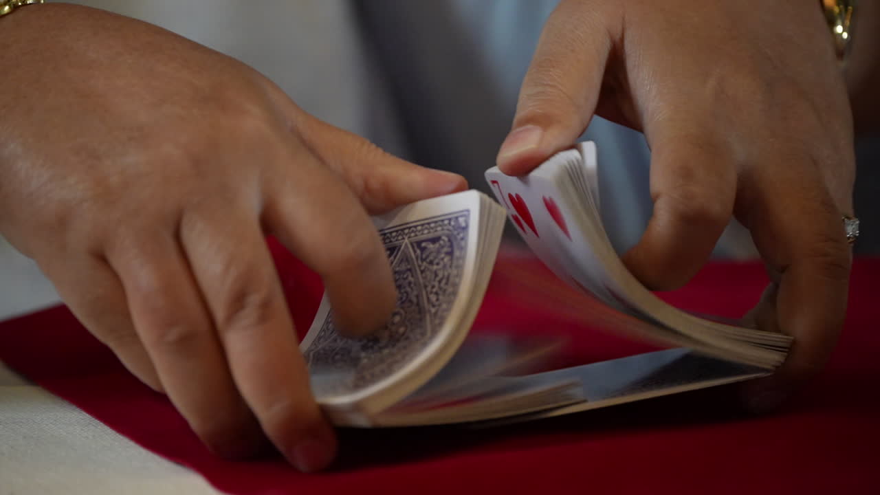 Una donna mescola le carte per giocare a poker su una nave da crociera a Singapore.