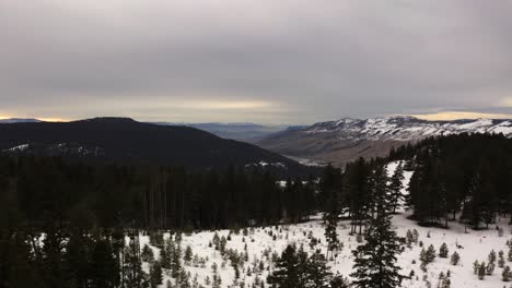 Dramático-Y-Etéreo:-Un-Día-Nublado-Sobre-El-Terreno-Accidentado-De-Kamloops