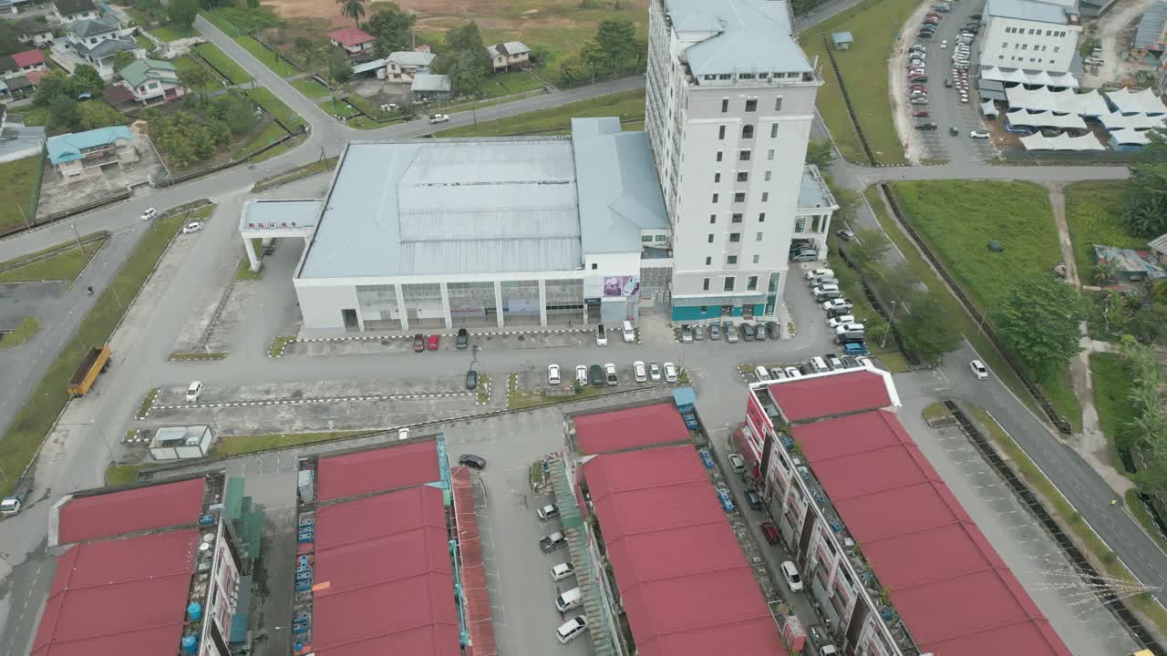 Mattina nebbiosa, splendida vista aerea con drone della città di Sri Aman sul fiume Batang Lupar, durante la Regata e il Pesta Benak, Sarawak, Borneo