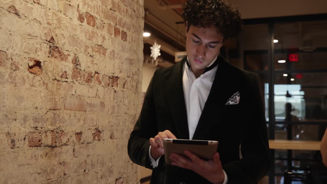 hombre de negocios usando una tableta en una oficina casual