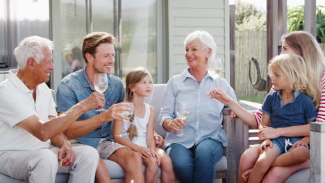 Mehrgenerationenfamilien-Genießen-Getränke-Und-Snacks-Im-Freien-Zu-Hause