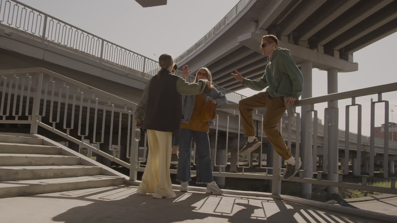 야외에서 포즈를 취하는 젊은 친구들