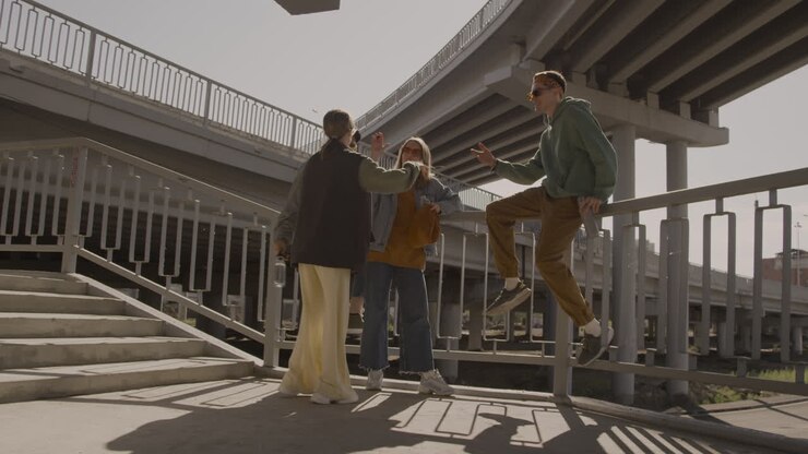 giovani amici che posano all'aperto