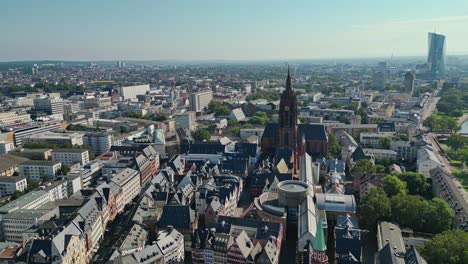 Surrounded-by-buildings-on-every-side,-Frankfurt-Cathedral