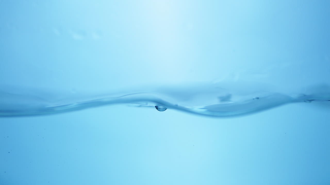 액체 진정성: 부드럽게 흐르는 물 표면, 느린 움직임