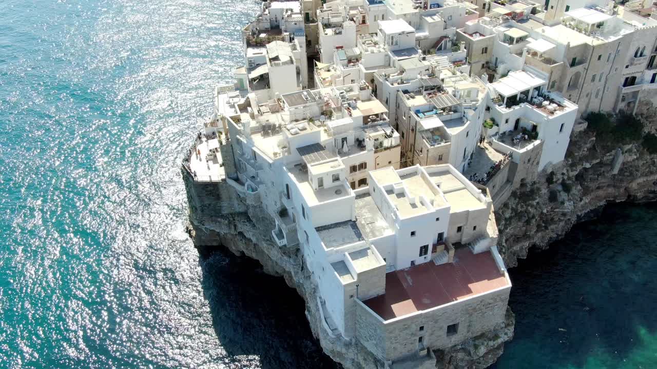 drone captura la toma giratoria de polignano a mare, es una ciudad en italia ubicada en la costa adriática