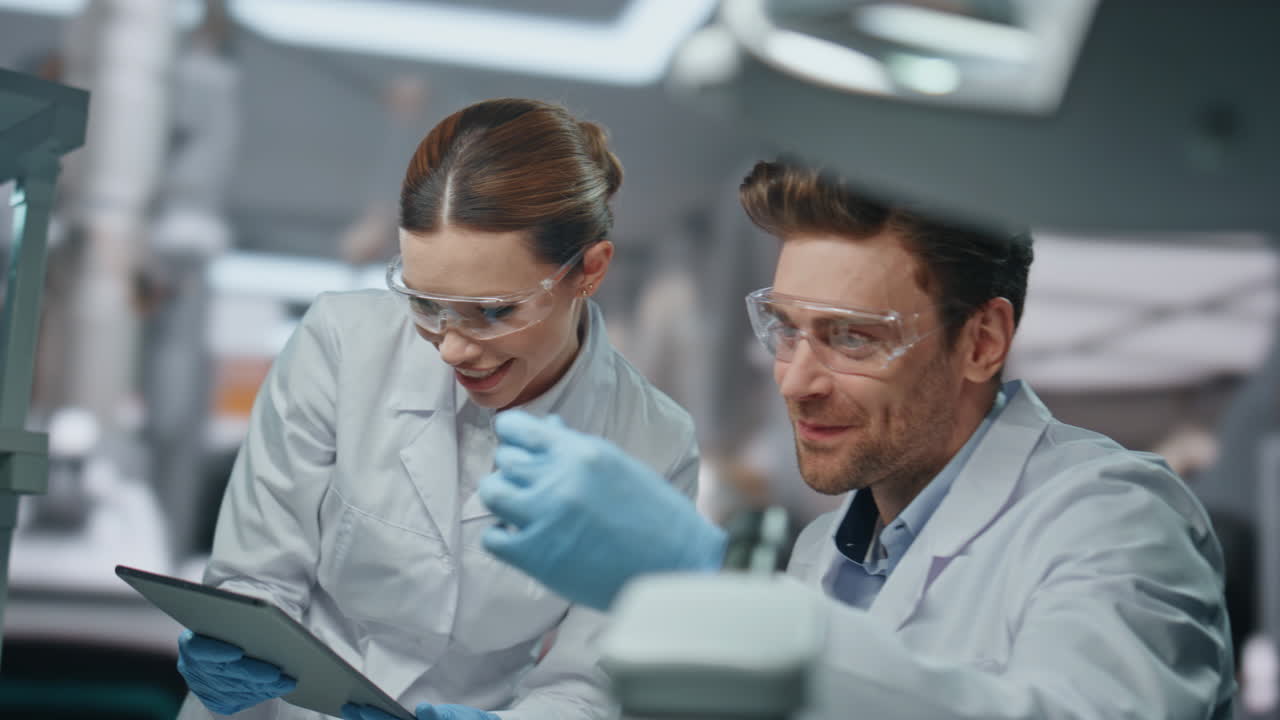 trabajadores de la clínica sonrientes desarrollando investigación médica en el laboratorio de biotecnología de cerca
