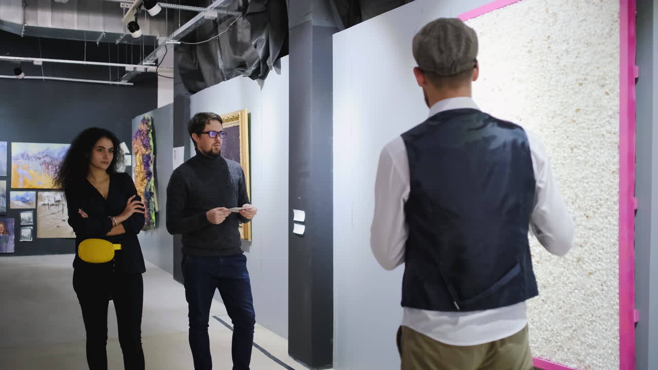 미술관 에서 미술품 을 보는 사람 들