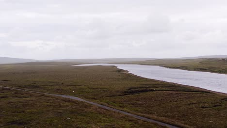 Disparo-De-Un-Dron-Sobre-Un-Páramo-En-La-Isla-De-Lewis-Con-Bancos-De-Turba