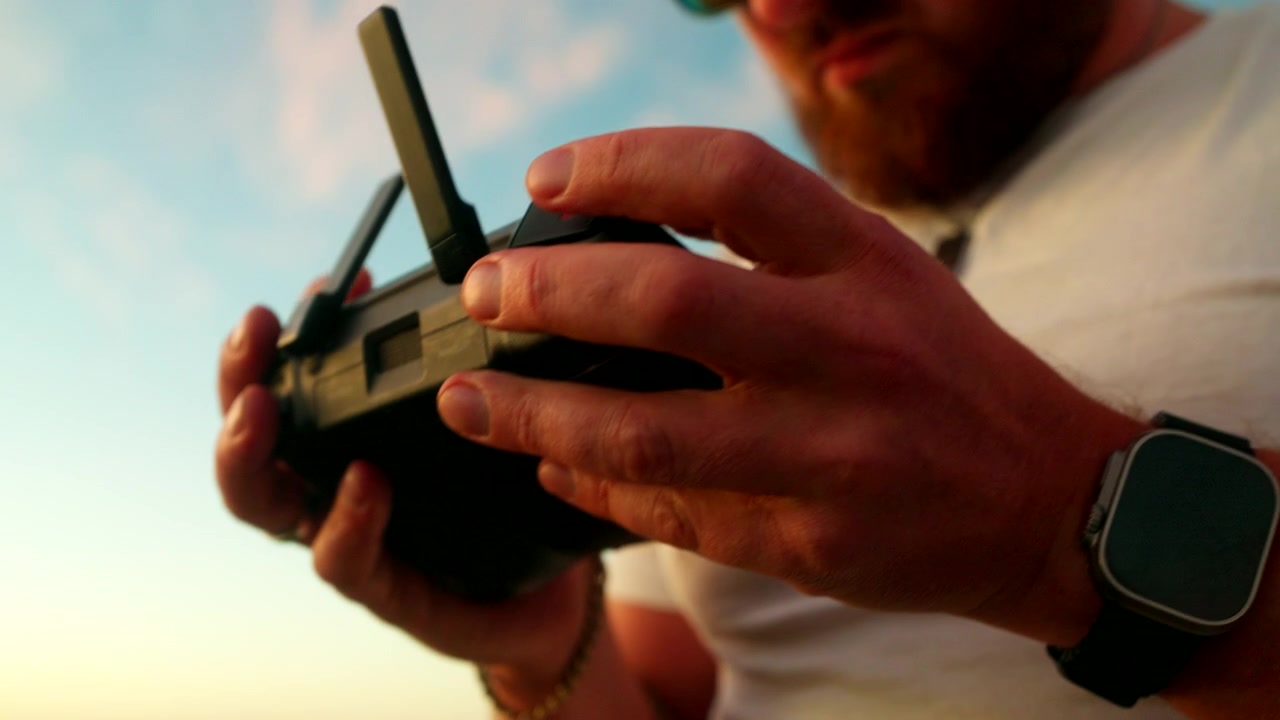 Controlador de Drone, Dispositivo de Piloto Operador, Voo Remoto, Vista em Primeiro Plano.