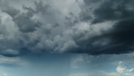 hermoso cielo oscuro dramático con nubes tormentosas el tiempo transcurre antes de la lluvia