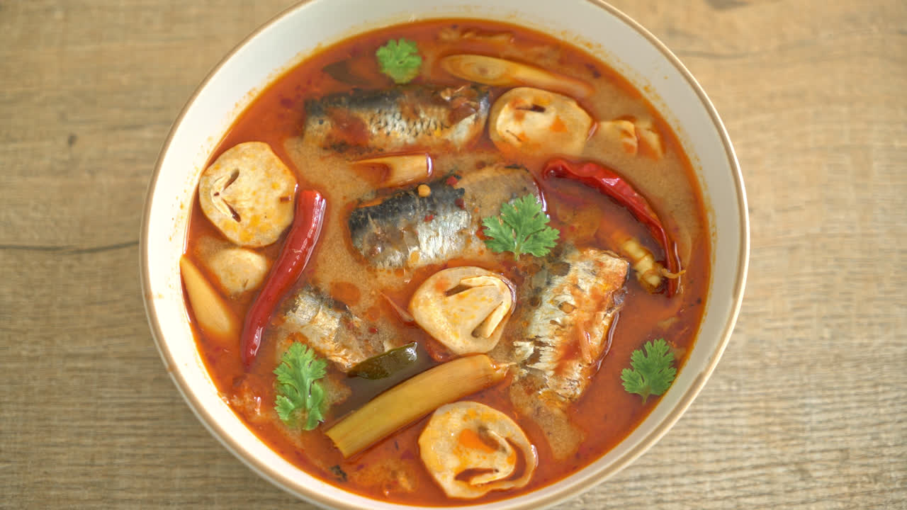 tom yum caballa enlatada en sopa picante - estilo de comida asiática