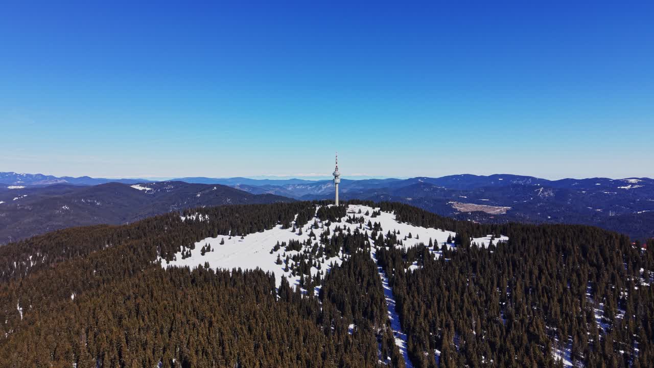 Paesaggio invernale nei Carpazi della Bulgaria con neve e torre.