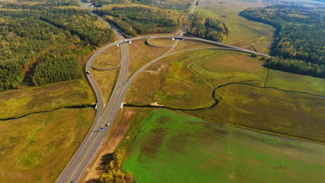 Cruce-De-Carreteras-Con-Vista-De-Drones-En-Una-Carretera-Rural.-Coches-Circulando-Por-El-Cruce-De-Carreteras.