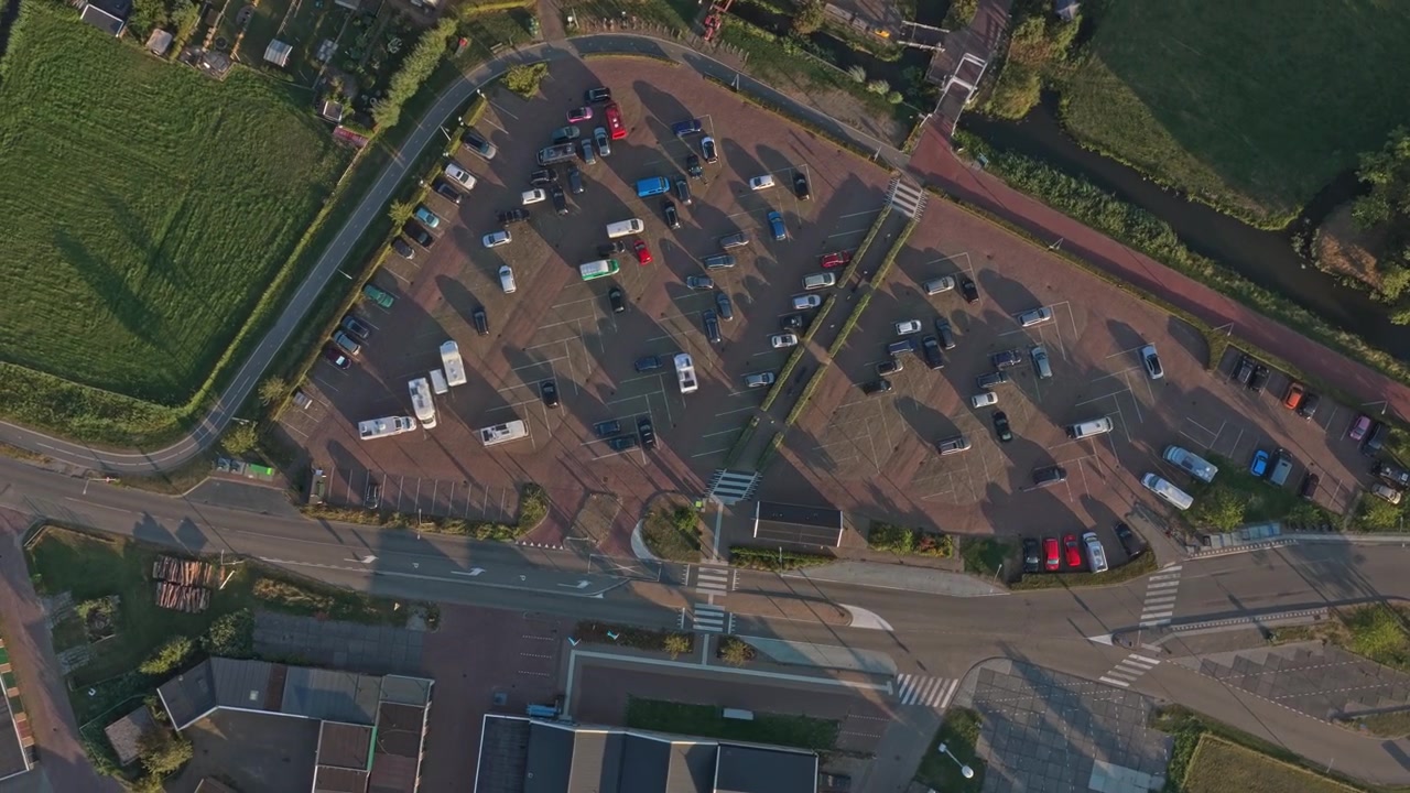 Vista aerea di un parcheggio pubblico al tramonto
