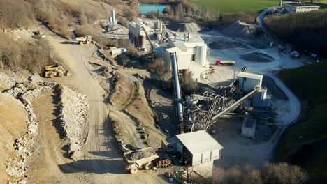 la maquinaria pesada detrás de la producción de cal: una vista aérea de una cantera de piedra caliza y una planta de cal en alemania