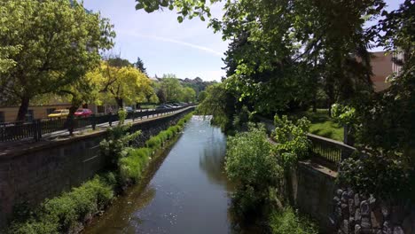 río que atraviesa la ciudad en un día soleado