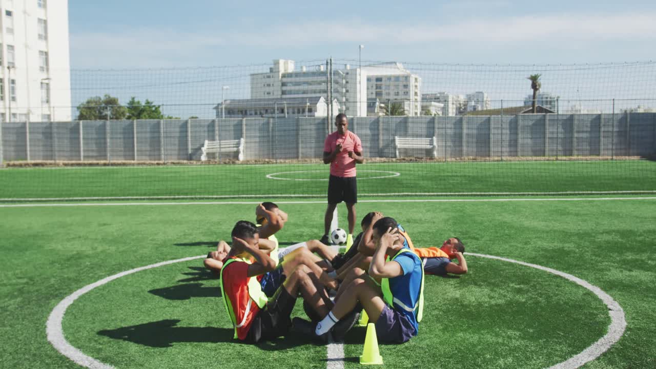 축구 선수 들 이 경기장 에서 훈련 하고 있다