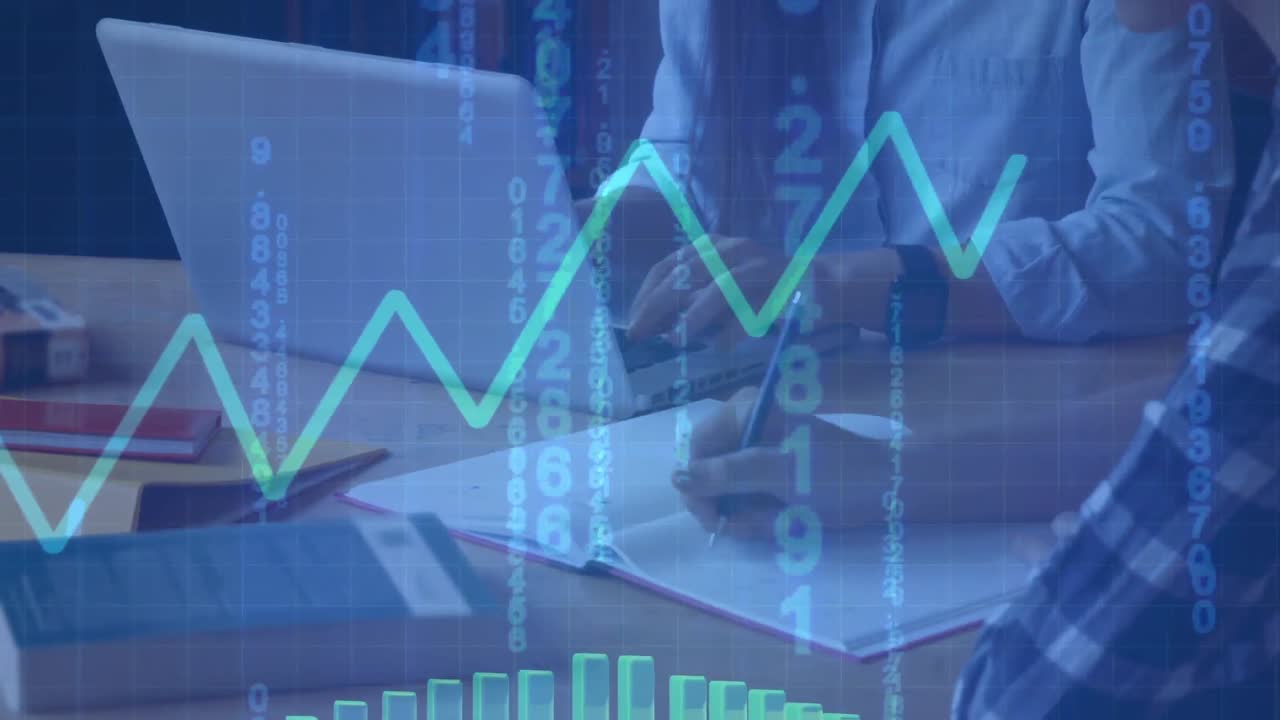 Animazione di elaborazione di dati finanziari su persone che lavorano in ufficio usando un laptop