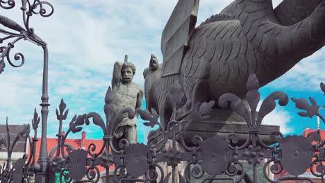 Medium-shot-of-Lindwurmbrunnen-fountain-and-Hercules-statue-at-Neuer-Plattz,-Klagenfurt,-Carinthia,-Austria