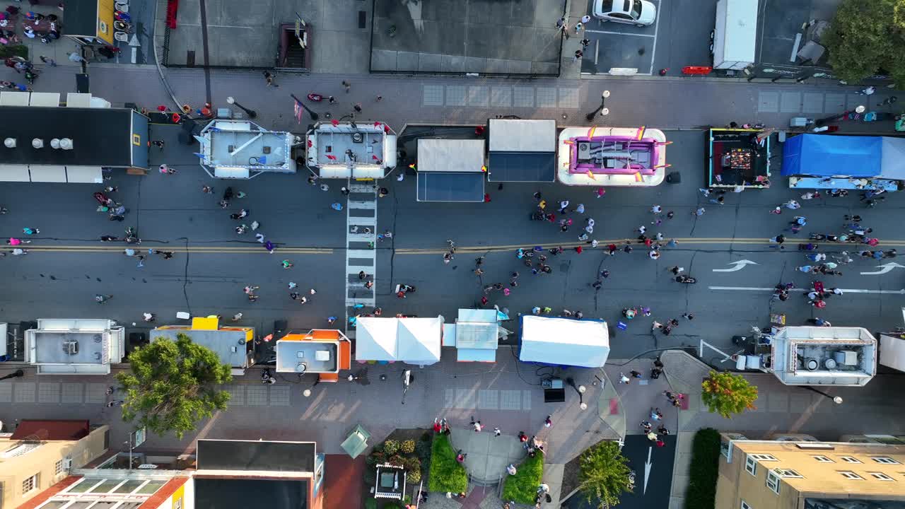antena de arriba hacia abajo de gente disfrutando de la feria de la ciudad en la calle