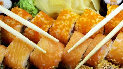 los rollos de sushi japoneses con palillos giran