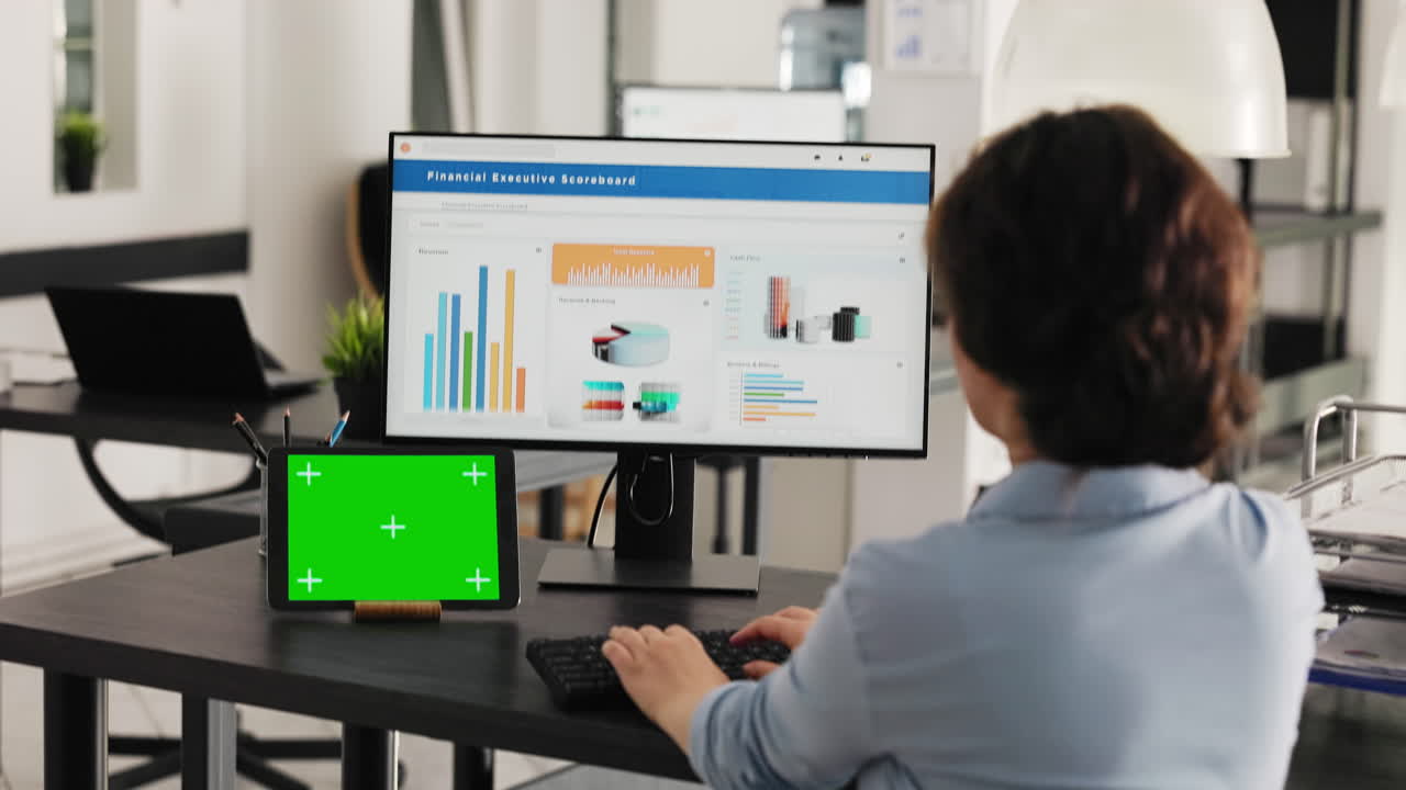 mujer de negocios trabaja en el escritorio