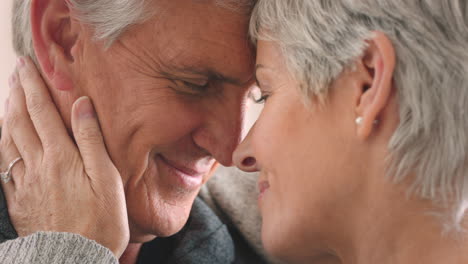 amor, confianza y apoyo de la sonrisa de la pareja mayor