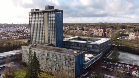 Luftaufnahme-Pilkingtons-Gläserner-Hauptsitz,-Blaues-Firmenhochhaus-Mit-Gemeinsamen-Büroräumen