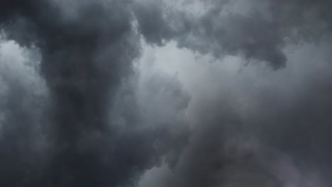 Vista-4k-De-Fuertes-Nubes-De-Tormenta-Eléctrica