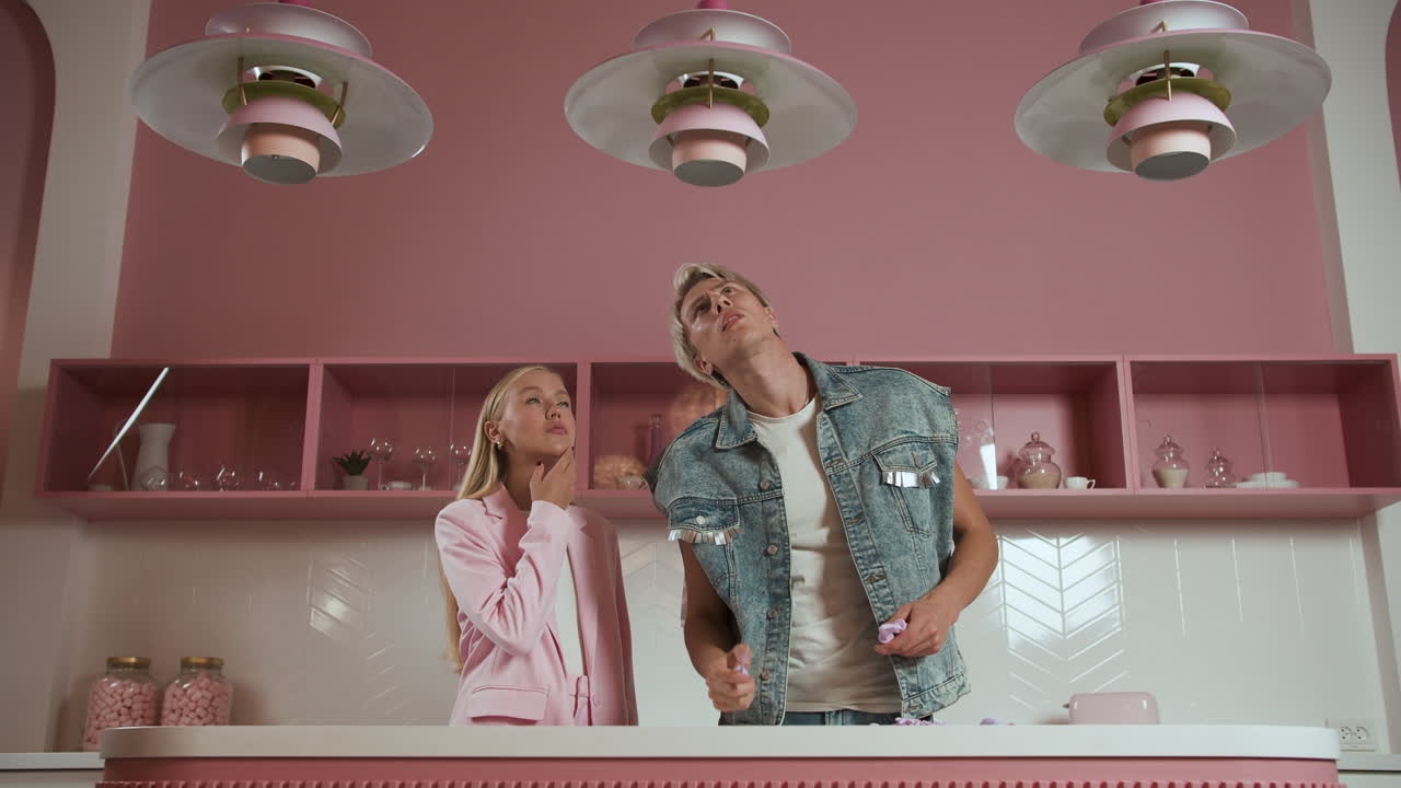 блондин пытается починить лампы.