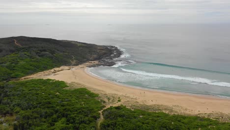 Beliebtes-Surfziel,-Moonee-Beach,-In-Der-Nähe-Der-Stadt-Coffs-Harbour-An-Der-Mittleren-Nordküste-Von-New-South-Wales,-Australien