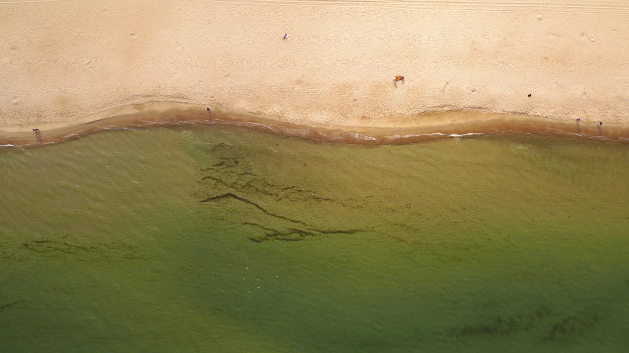 ⁇ 은 초록색 물 을 만나는 모래 해변 의 공중 전망,  ⁇ 어져 있는 사람 들