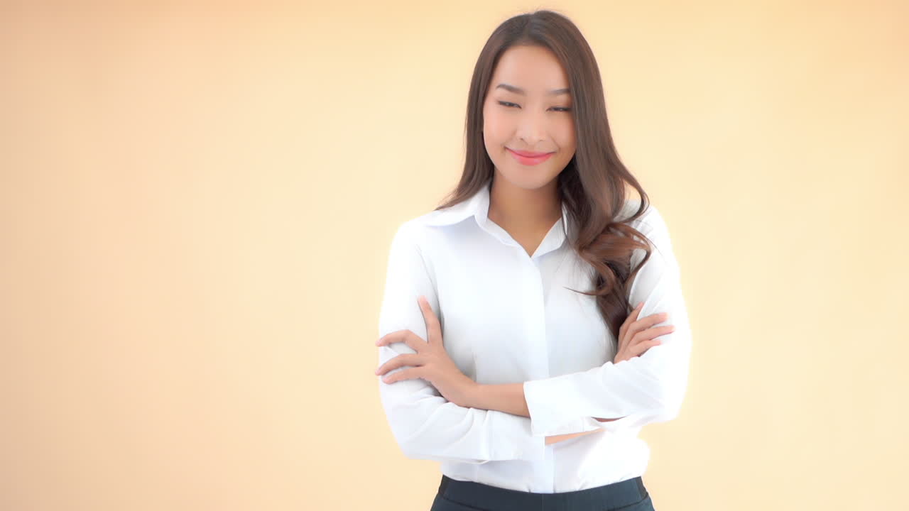 強い女性はボディーランゲージだけでコミュニケーションをとる方法を知っています