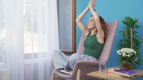 Mujer-En-Meditación-Frente-A-La-Ventana.