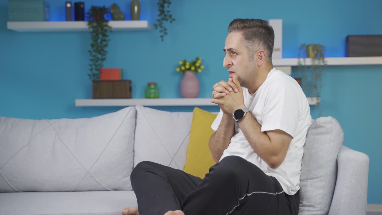 Uomo con paura e stress