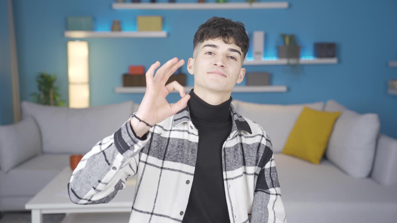 좋아하는 젊은이가 좋아하는 표시를 하고, 기 ⁇ 하고 승인하고 있습니다.